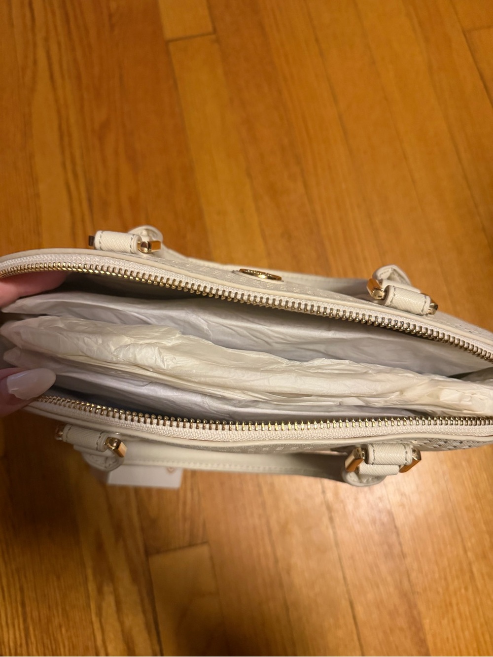 Tory Burch ROBINSON PERF DOME
SATCHEL - Picture 3 of 4